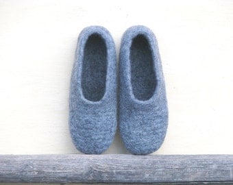 Men's gray felted slippers. Eco friendly. Made to order.