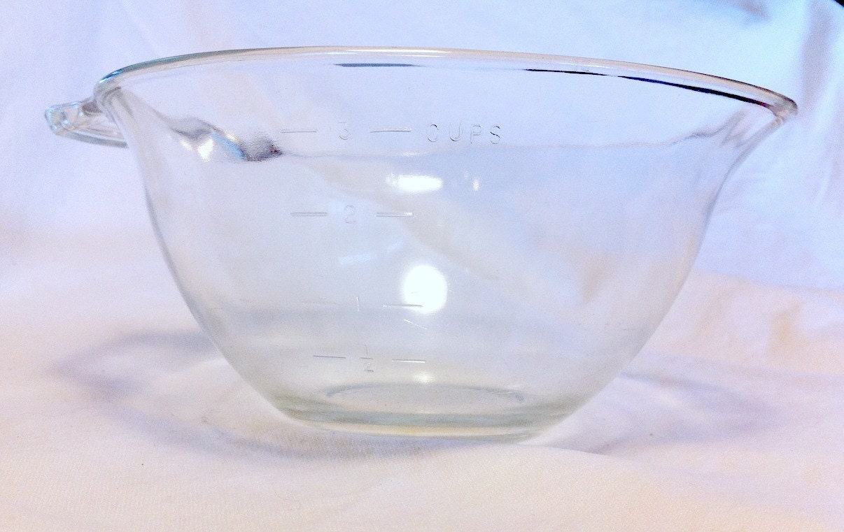 Vintage Pyrex Teardrop Mixing Bowl Measuring Cup 3 cups