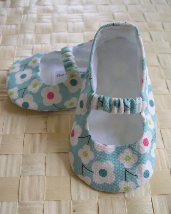 Items similar to Daisy Print Baby Mary Janes - Newborn to 24 Months on Etsy