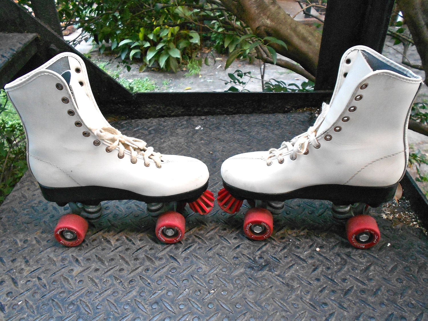 Vintage Women's White Roller Skates with Red Wheels Size