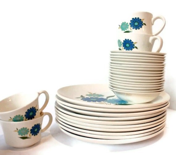 mod daisy dinnerware