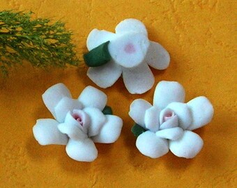 6 pcs 5 petal flower ceramic 18 mm , white / pink centre