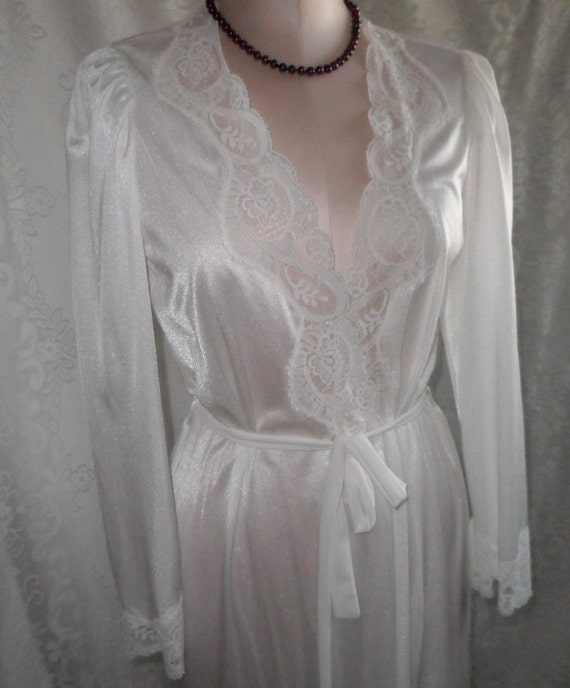 Vintage Robe Olga White Full Length Size by desertgraceboutique