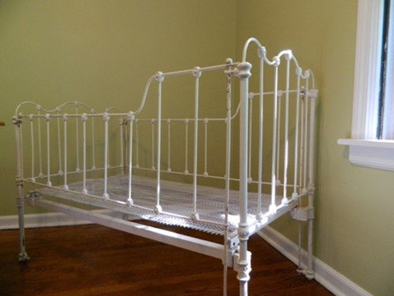 Antique White Iron Baby Crib