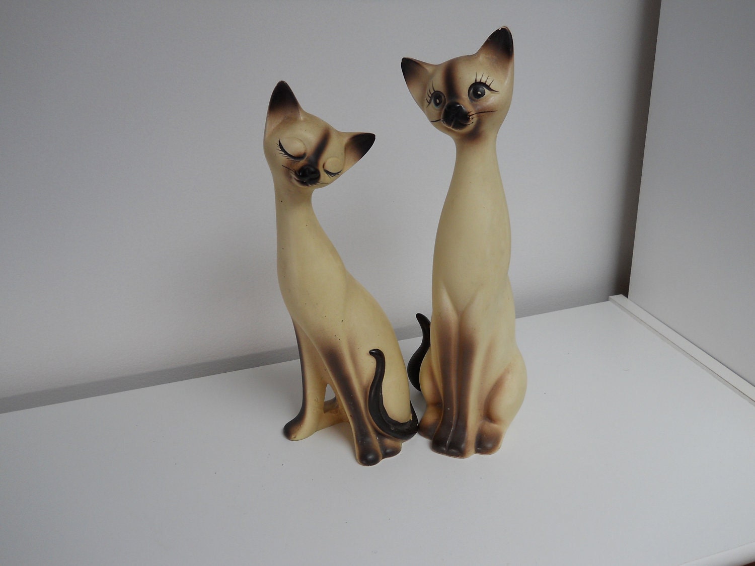 siamese figurines