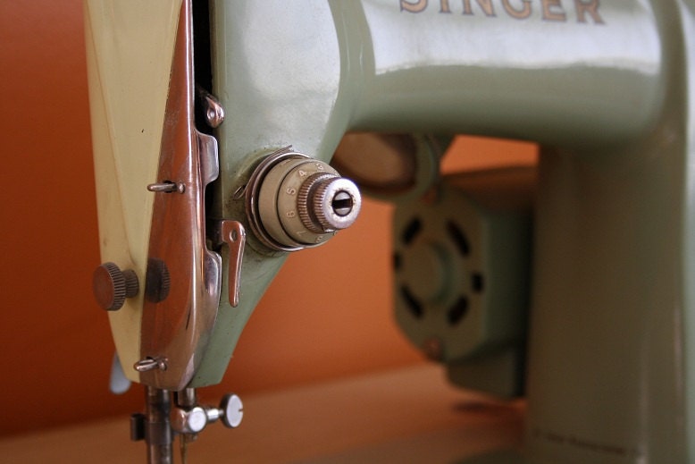 Vintage 1950's Singer Sewing Machine RFJ88 and Table