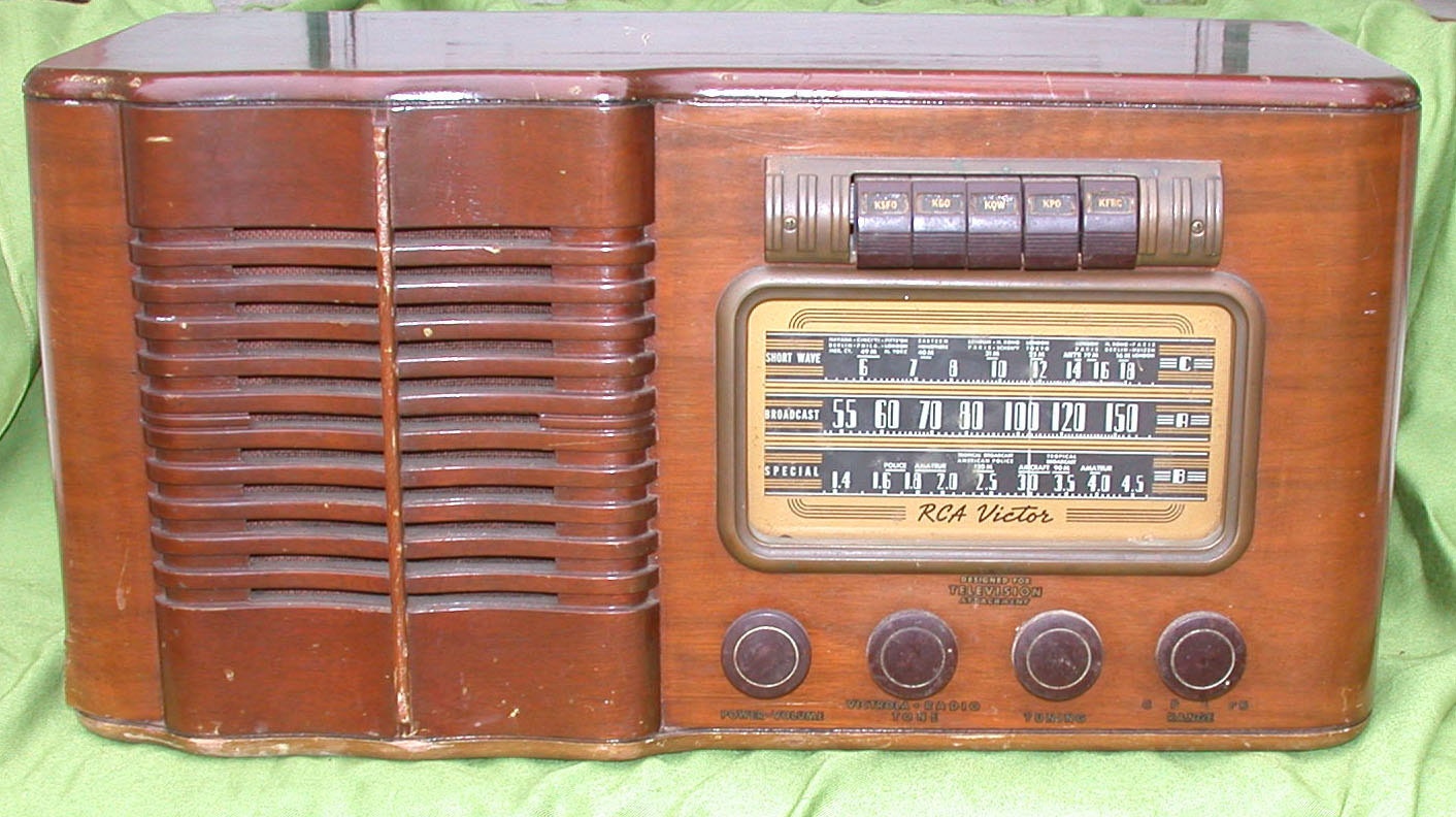 1940 Vintage RCA 16T4 AM/ Shortwave Radio Art Deco