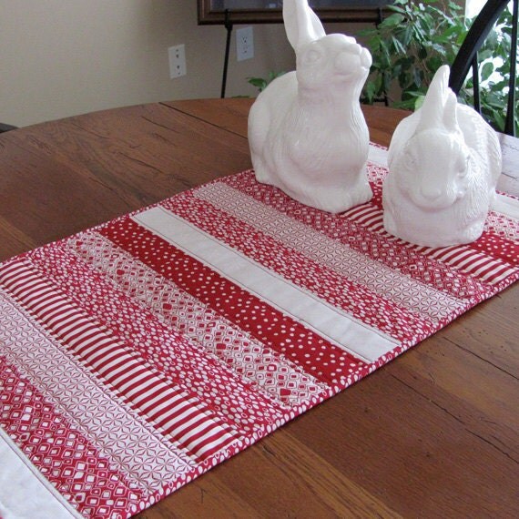 Red And White Table Runner E92