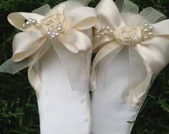 Custom made ivory satin flip flops. Great for weddings, bride's maids gifts, or fun summer wear.