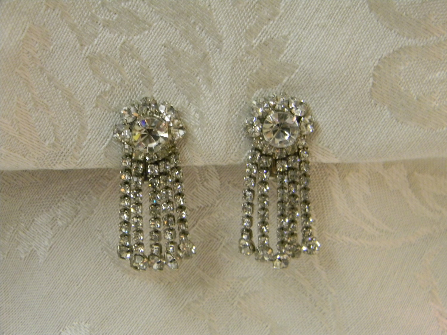 Vintage Weiss Rhinestone Chandelier Clip On Earrings
