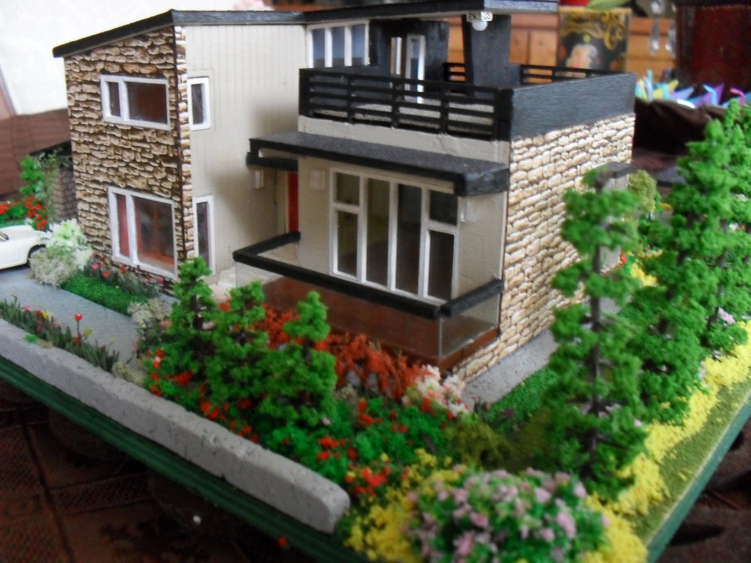Modern Miniature Model House with Property HO Scale