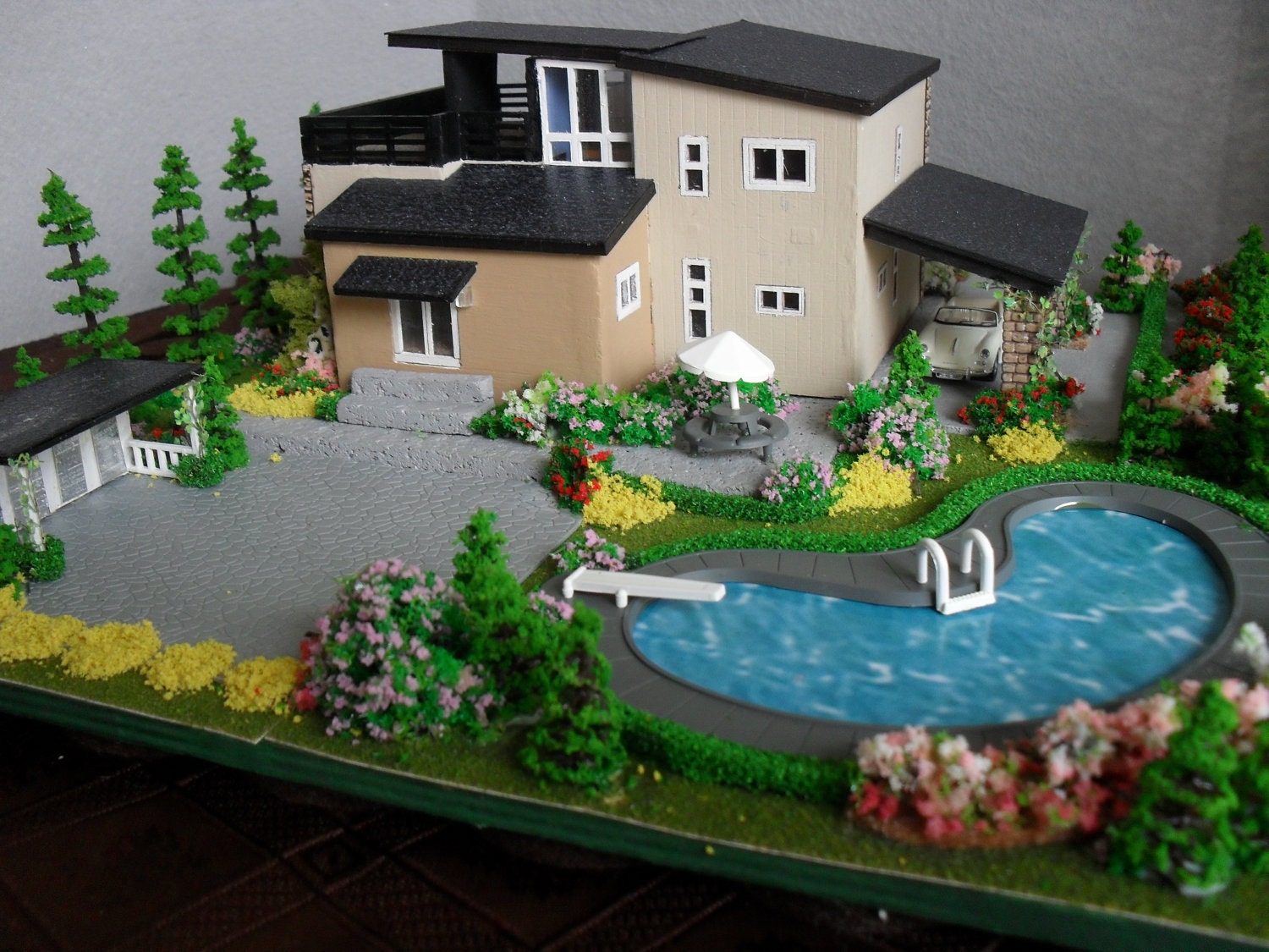 Modern Miniature Model House with Property HO Scale