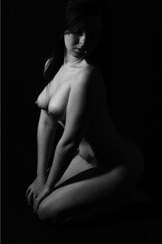 Mature Nude Model Photo 40