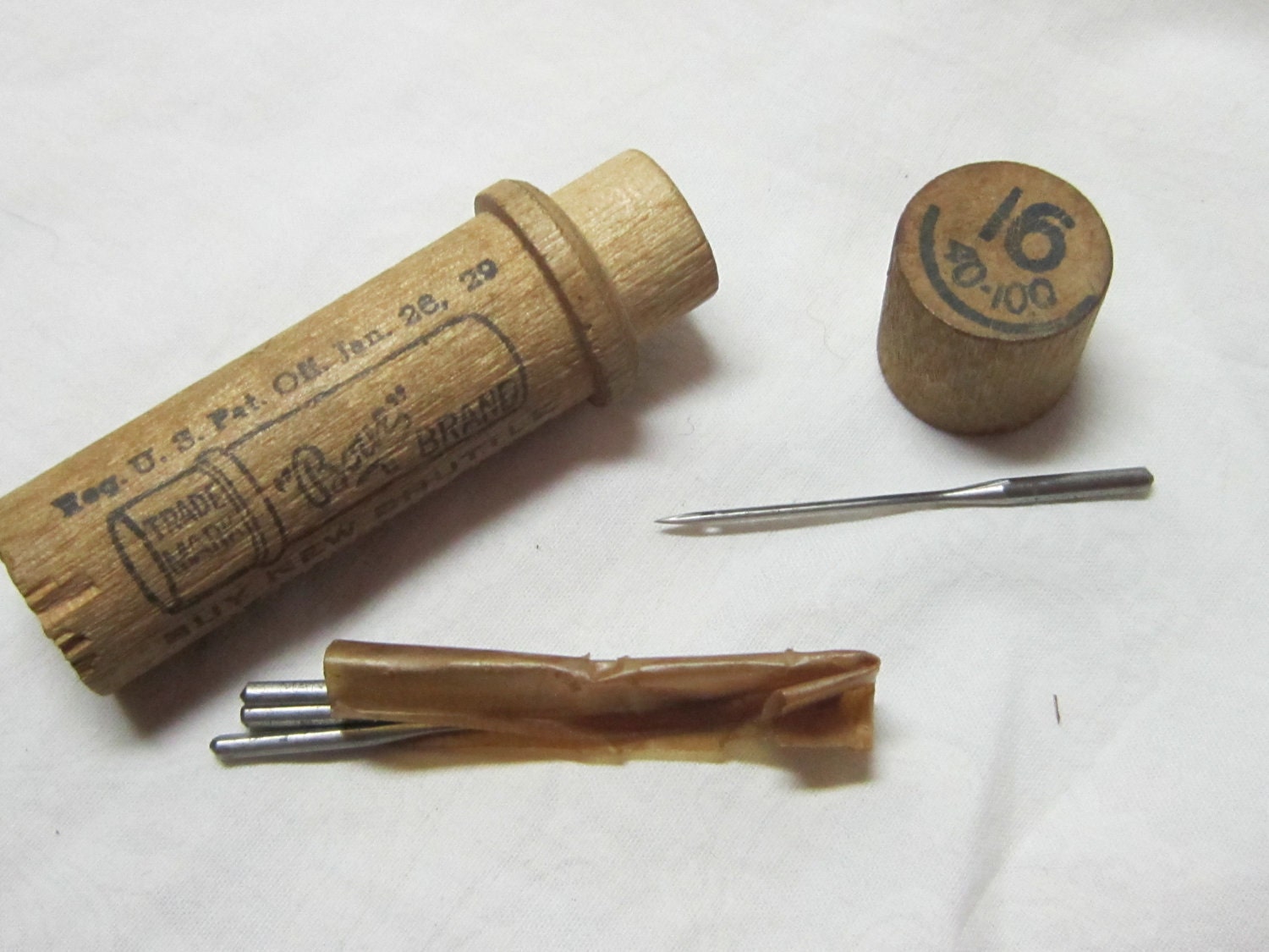 1929 Boye Wooden Needle Case/Cylinder with Original Needles