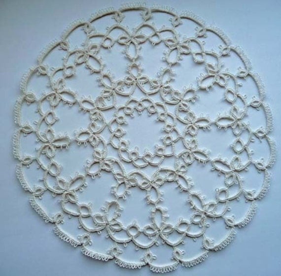 Handcrafted white tatting doily - tatting needle - Home decor - Housewarming gift