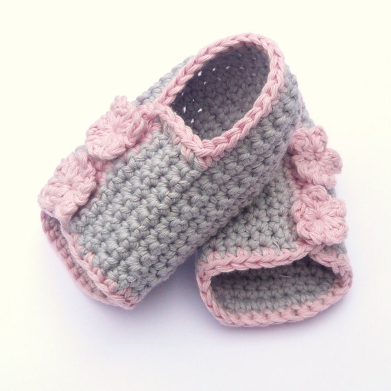 Items similar to Crochet PATTERN BABY Booties Button up ...