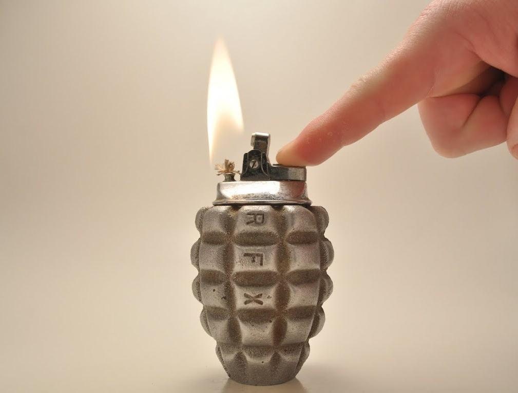 Крутые зажигалки. Самые крутые зажигалки. Grenade зажигалка. Зажигалка фонарь спиннер.