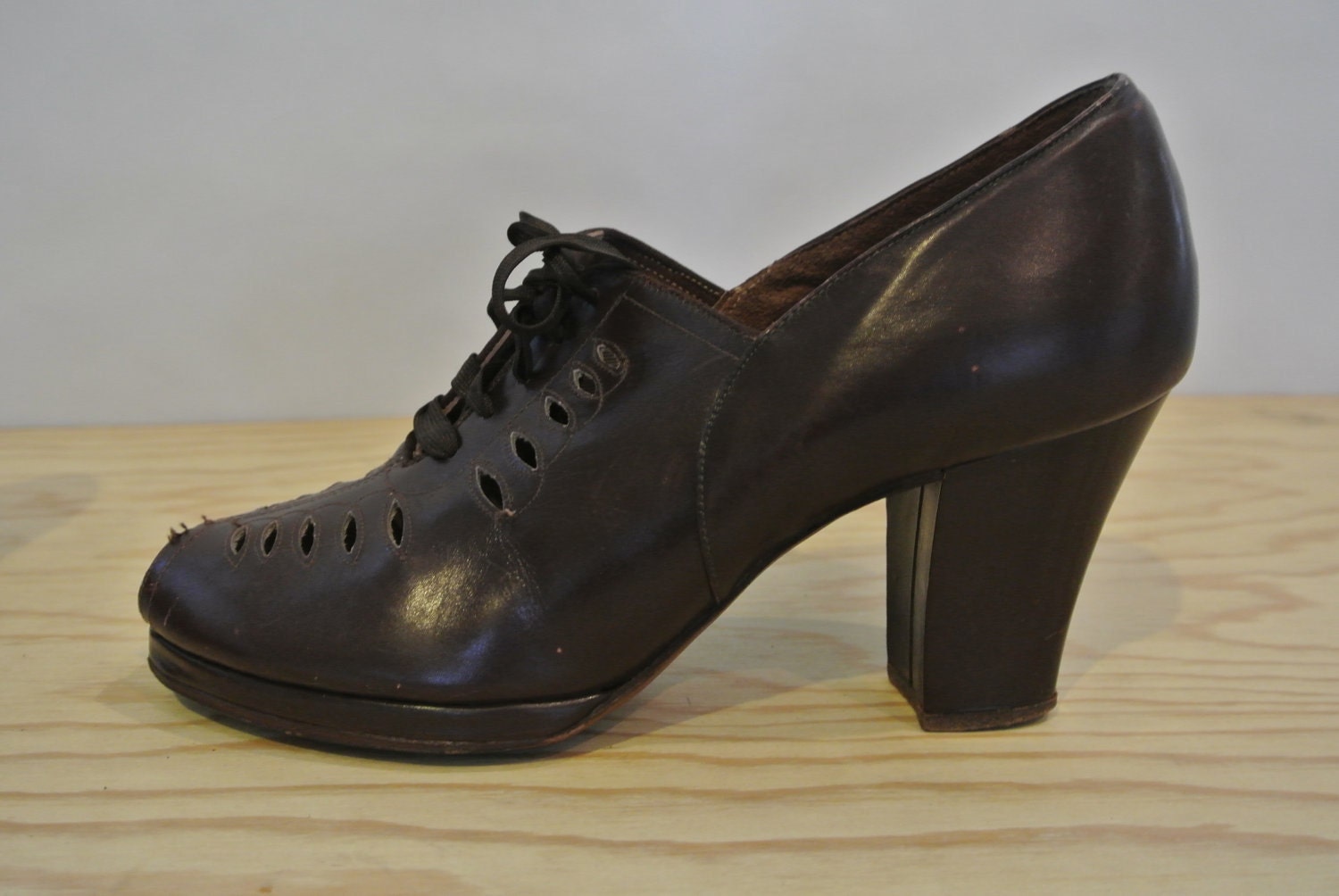 1930's 1940's Vintage Brown Leather High Heel Oxfords