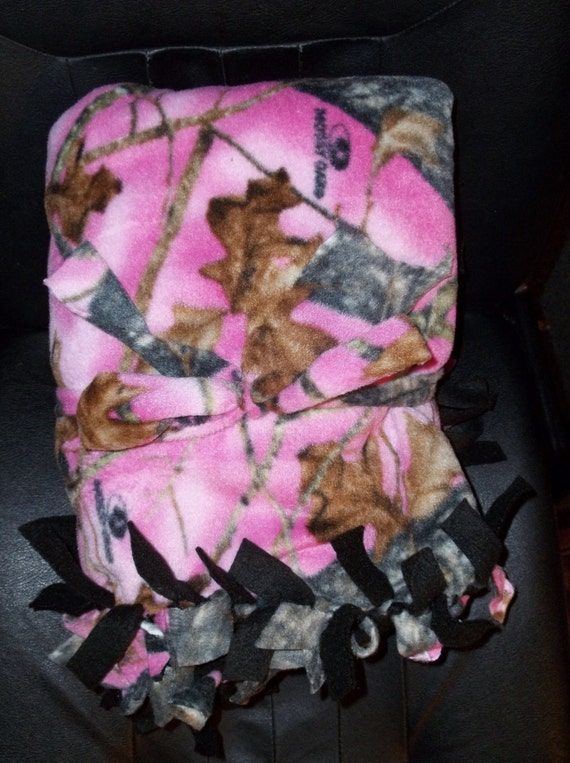 Mossy Oak Pink Camo Fleece Tie Blanket Black on back