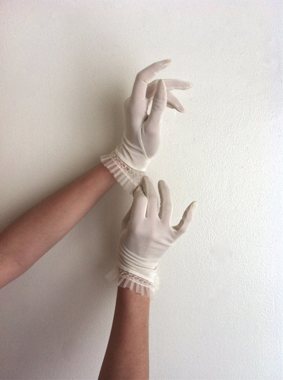 Vintage White Gloves Wedding Tea Gloves with Lace