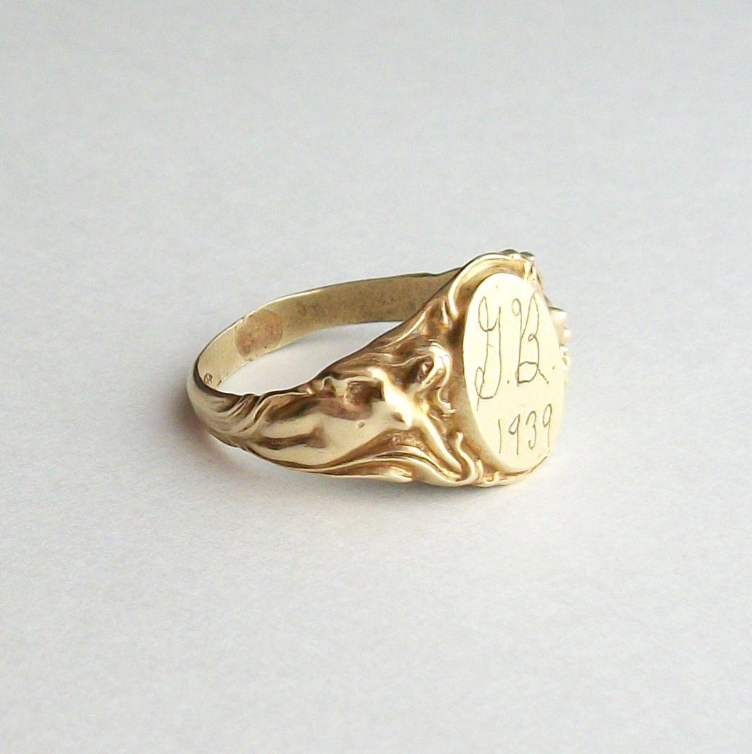 Vintage 1930s Signet Ring. Mens Art Nouveau Naked Ladies. G B