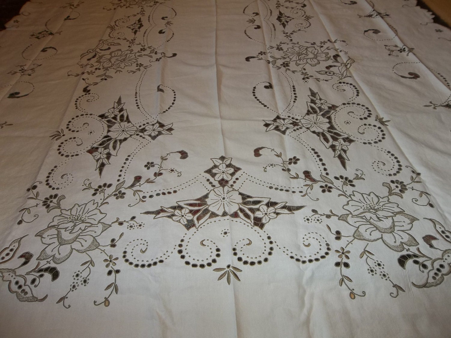 Vintage Madeira inen Banquet Tablecloth & 12 Matching