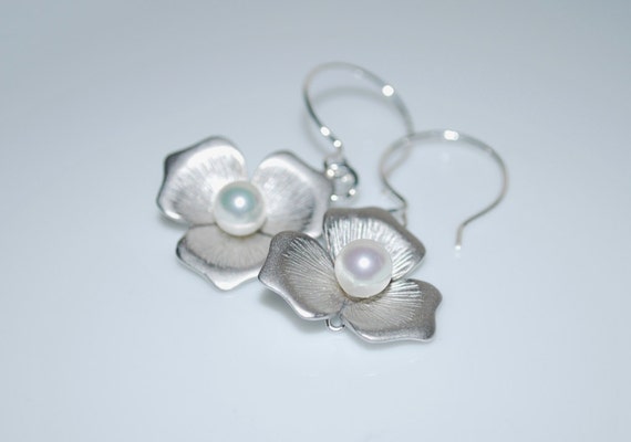 Bridesmaid Earrings, Bridal Flower Earrings, Flower Dangle Earrings, Simple Earrings, White, Silver Matte Earrings