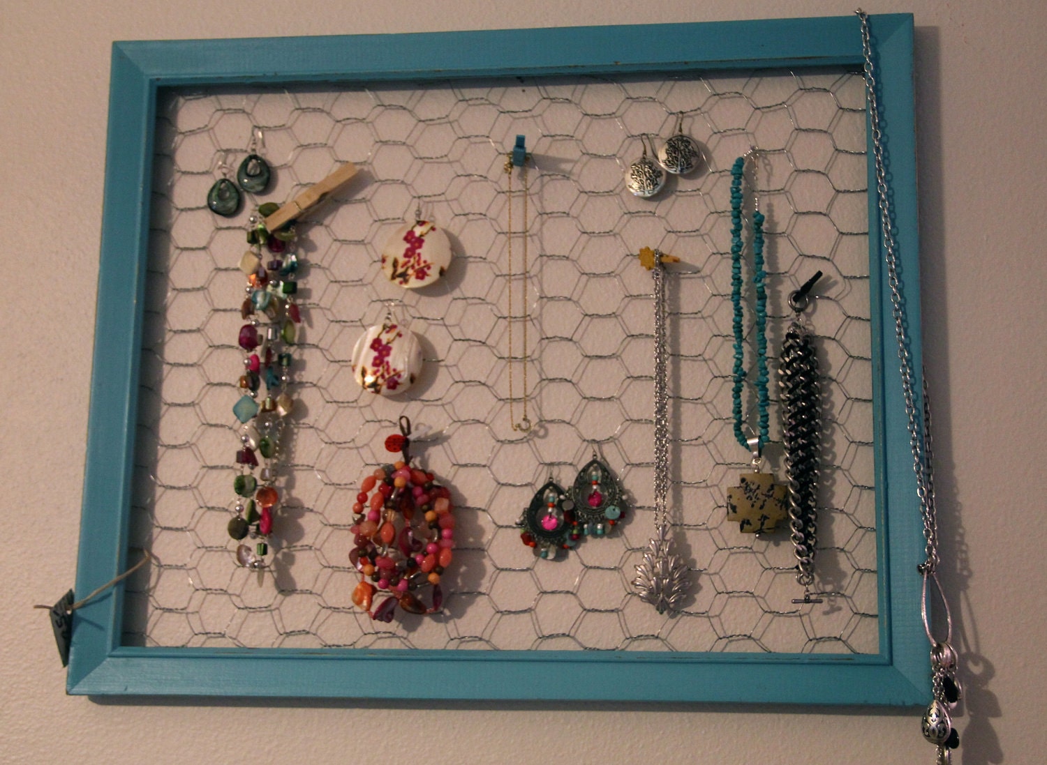 Chicken Wire Jewelry Display / Memo Board in Distressed