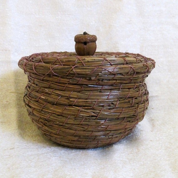 Items similar to Pine Needle Basket with Lid and Acorn Handle on Etsy