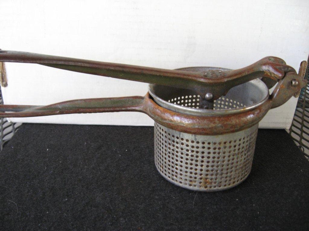 Vintage Antique King Seamless Cup Food Press Cincinatti Galv.