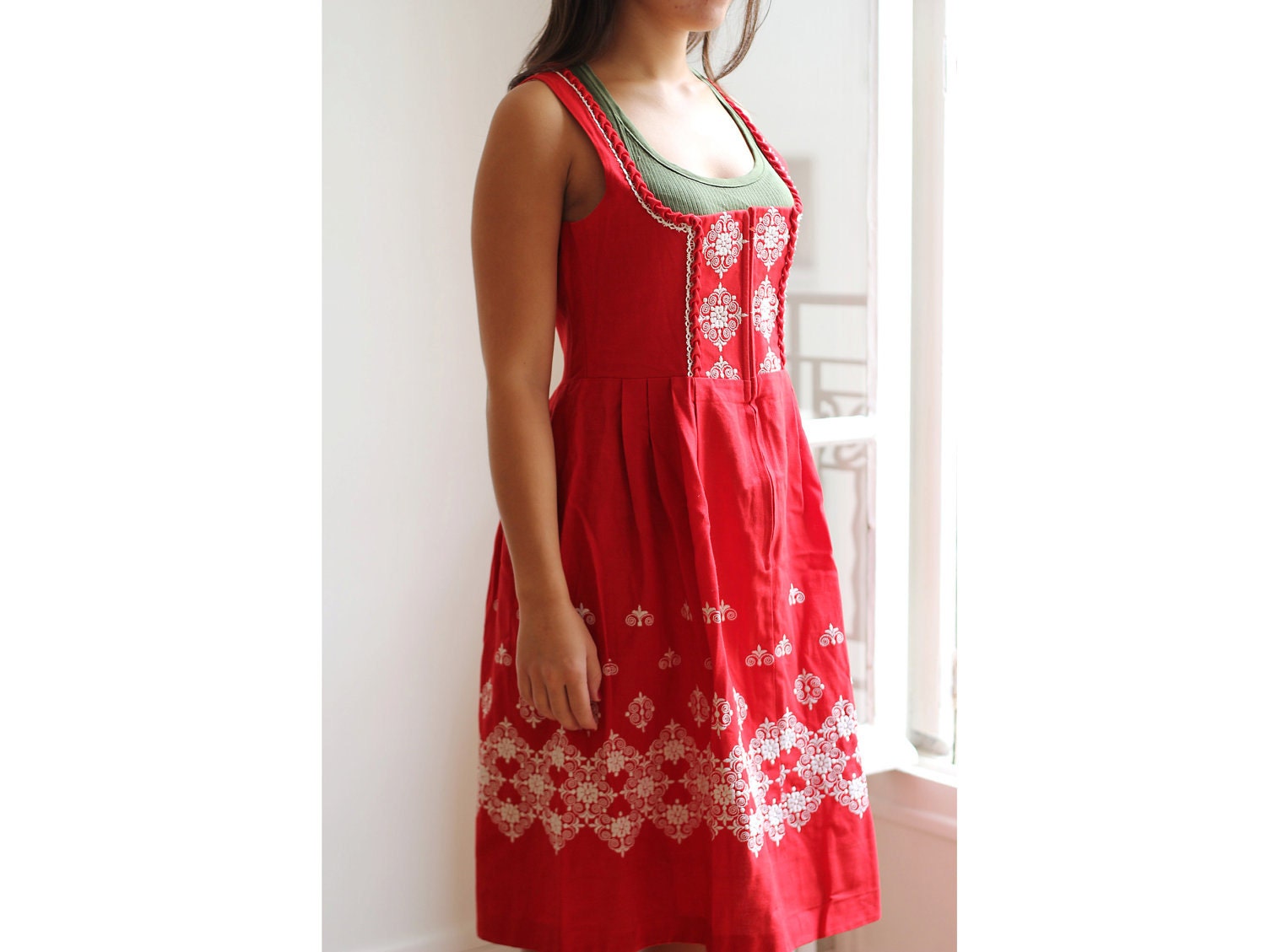Red embroidered Austrian traditional dress /Robe autrichienne