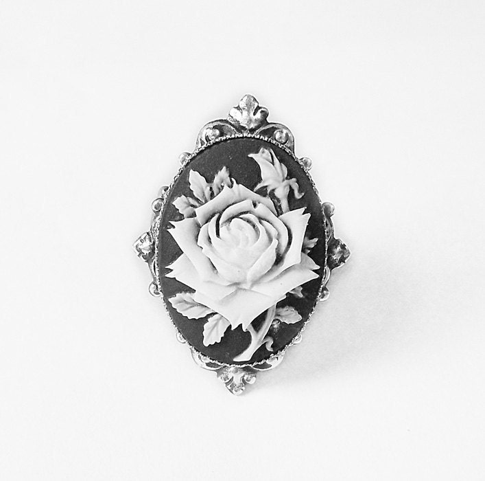 Ice Queen's Rose: Elegant Gothic Lolita Ring