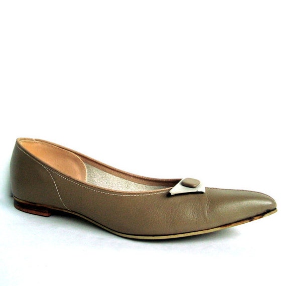 Vintage 50s Taupe Leather Pointy Toe Flats 6.5 by StarletsVintage