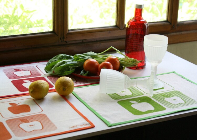 APPLE PLACEMATS set of 2 table mats screenprinted by Netamente