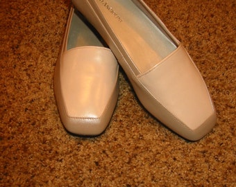 vintage womens Enzo Angiolini leather flats . . . color block . . . beige/tan/gold . . size 7 W