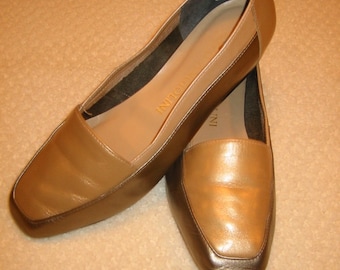 vintage womens Enzo Angiolini leather flats . . . tan, beige & bronze . . . 7 W