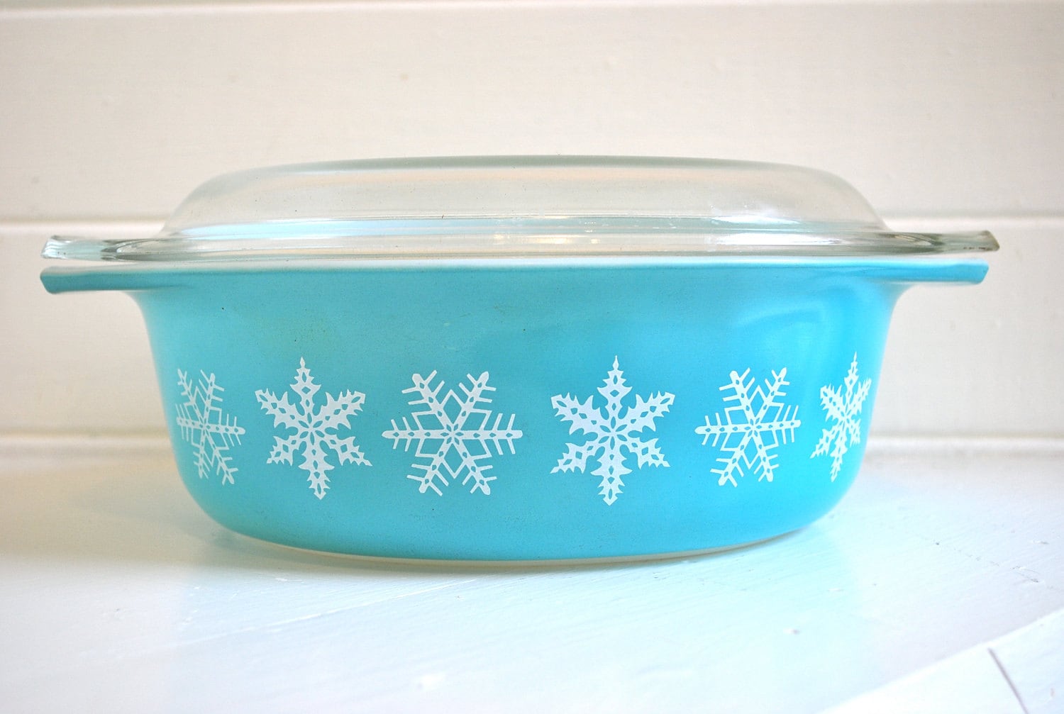 pyrex snowflake pattern baking dish covered by sweetlingvintage