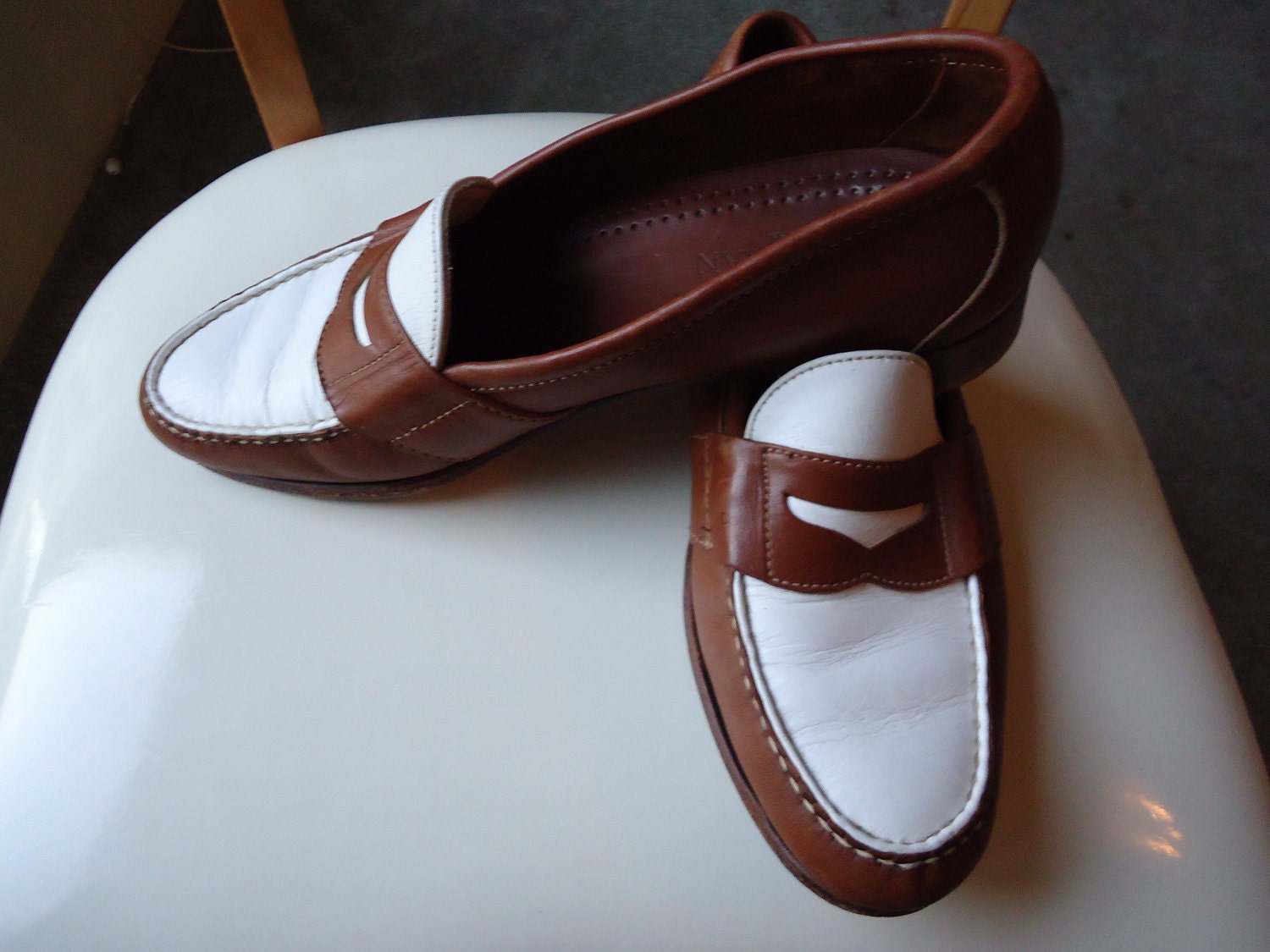 Quality Leather Vintage Cole-Haan Two Tone Slip On