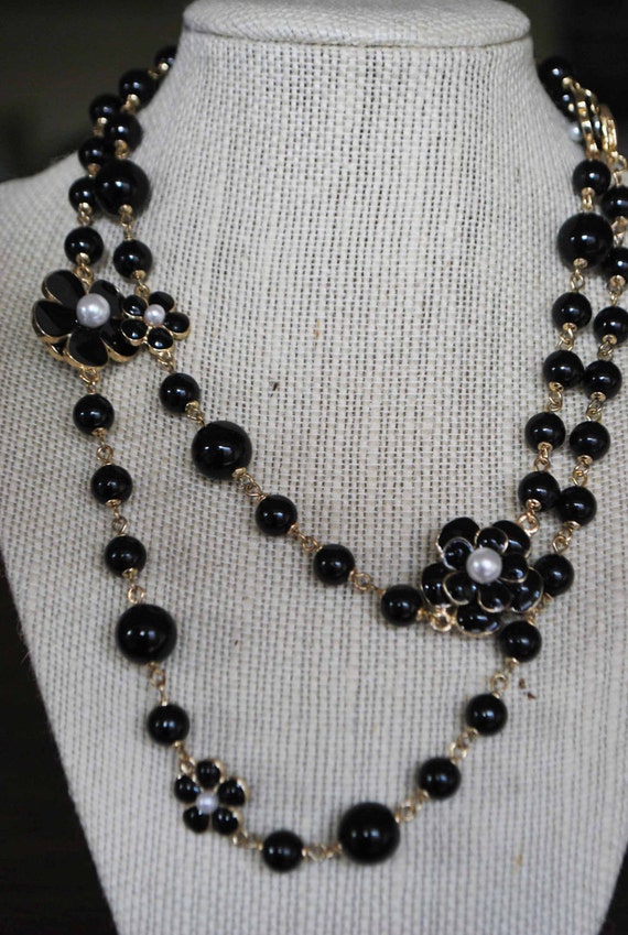 CHANEL LOOK FLOWER black pearl necklace. last one.