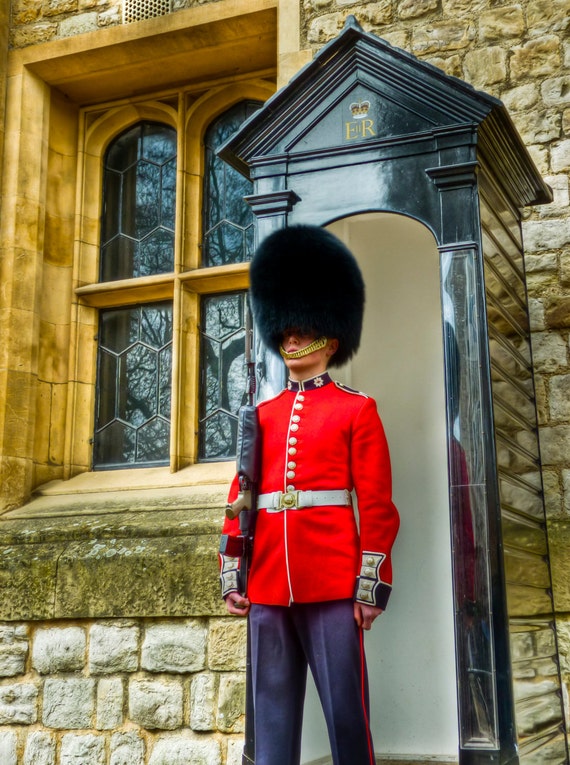 Royal guard. Букингемский дворец Великобритания охрана. Королевская гвардия Великобритании охрана Букингемский. Гвардейцы Букингемского дворца. Стража Букингемского дворца.