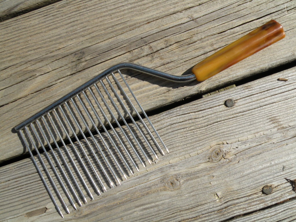 Vintage Cake Comb Cutter Bakelite Handle Kitchen Utencils 40s