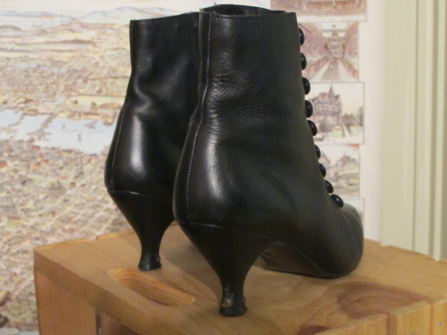 ViCToRiAN BUTToN UP ANKLE BooTS iN BLACK