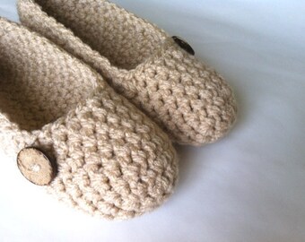 Super Chunky , Simply slippers , Adult Crochet Slippers , Women slippers with natural cocunut shell round button, house shoes