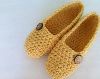 Extra thick, Simply slippers , Adult Crochet Slippers , Women slippers with natural coconut shell round button, house shoes