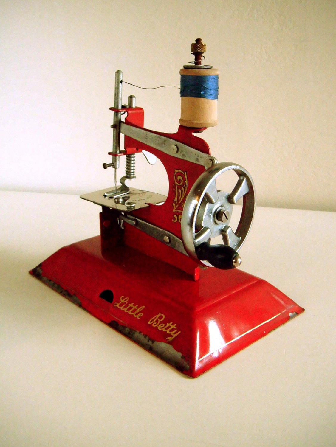Little Betty Miniature Sewing Machine in red. Working. Straco