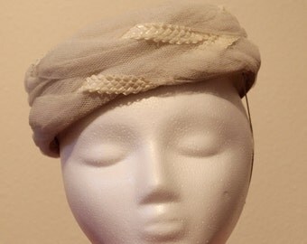 vintage 1950s ivory straw and tulle hat