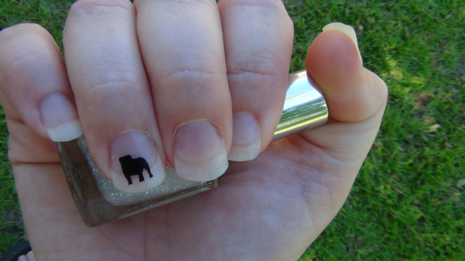 georgia bulldog nail design
