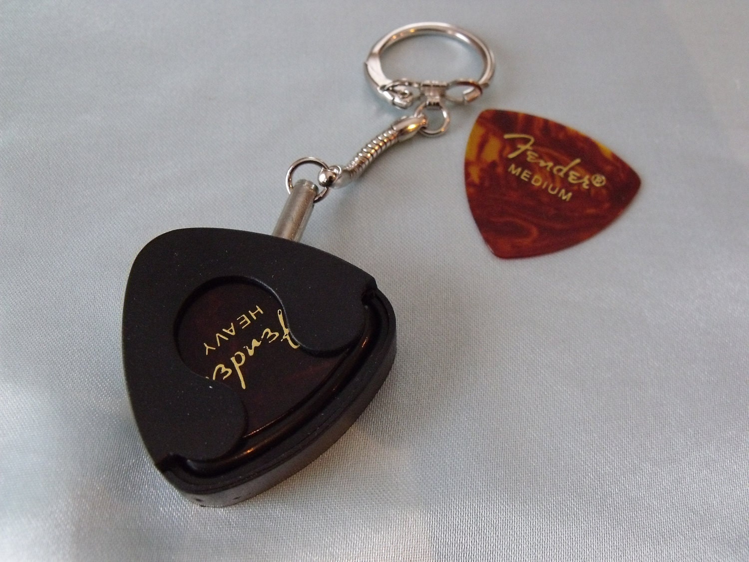 Guitar Pick Holder And Keychain 8501