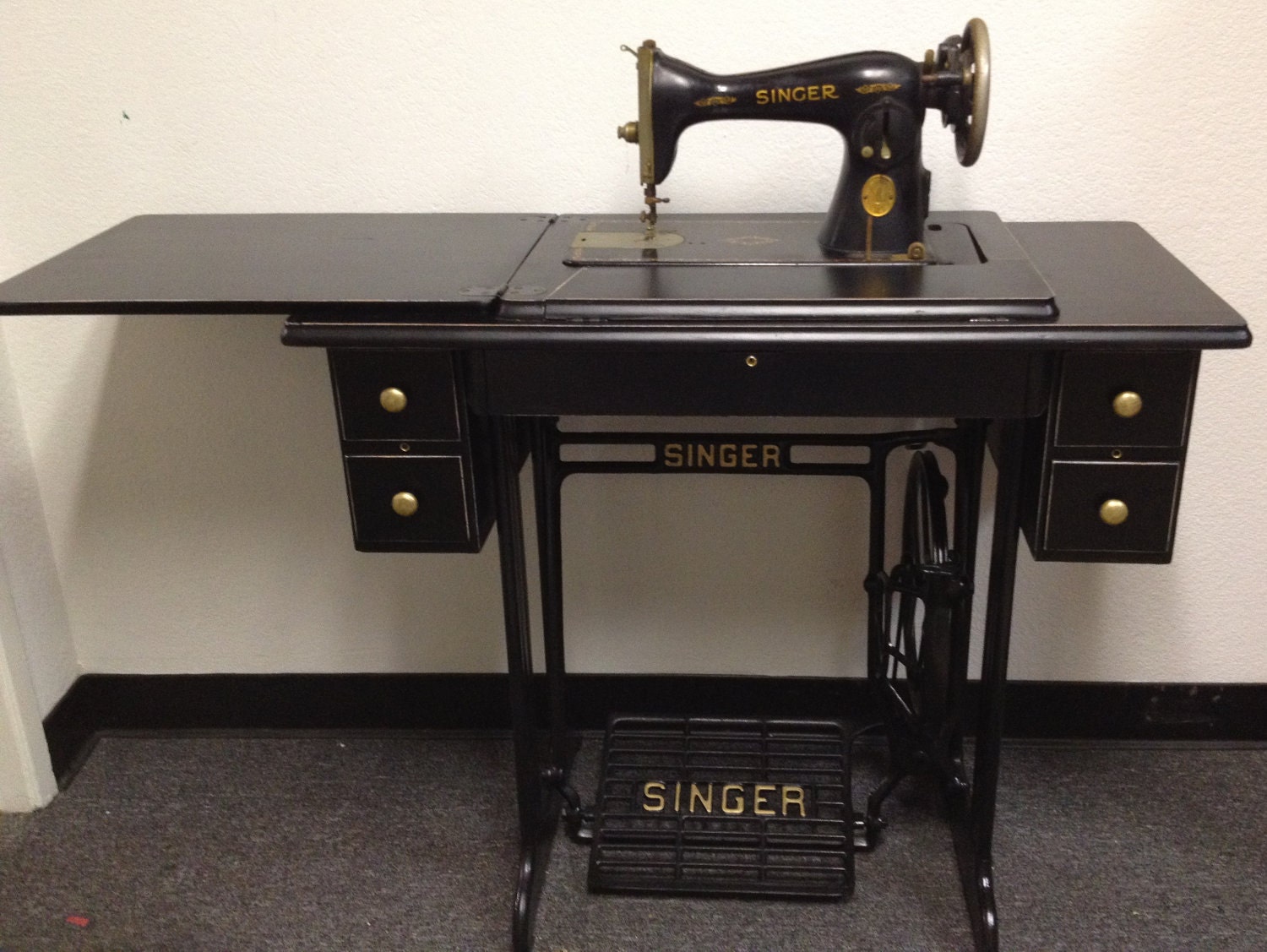 BEAUTIFUL Vintage Singer Sewing Table. Desk.Entry table.Vanity
