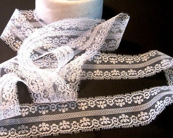 Lace Trim Floral Pattern/ White, 1 1/2 inch wide, 1 yard, For Scrapbook, Home Decor, Apparel, Accessories, Victorian & Romantic Crafts